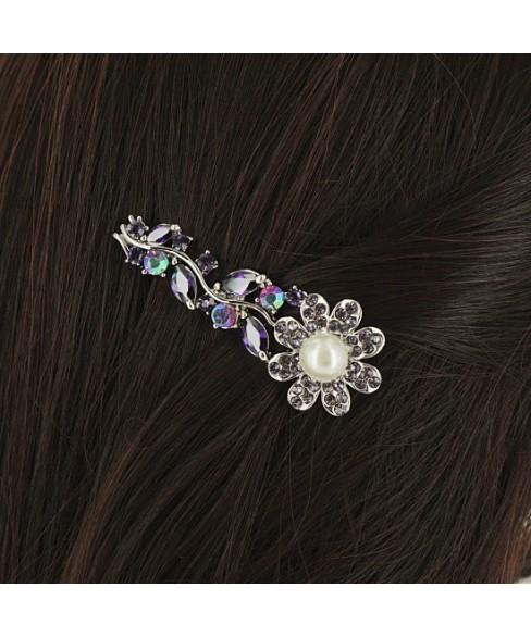 Luxurious Cubiczirconia Flower Pearl Barrette.