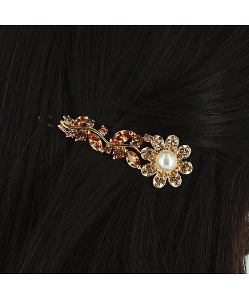 Luxurious Cubiczirconia Flower Pearl Barrette.